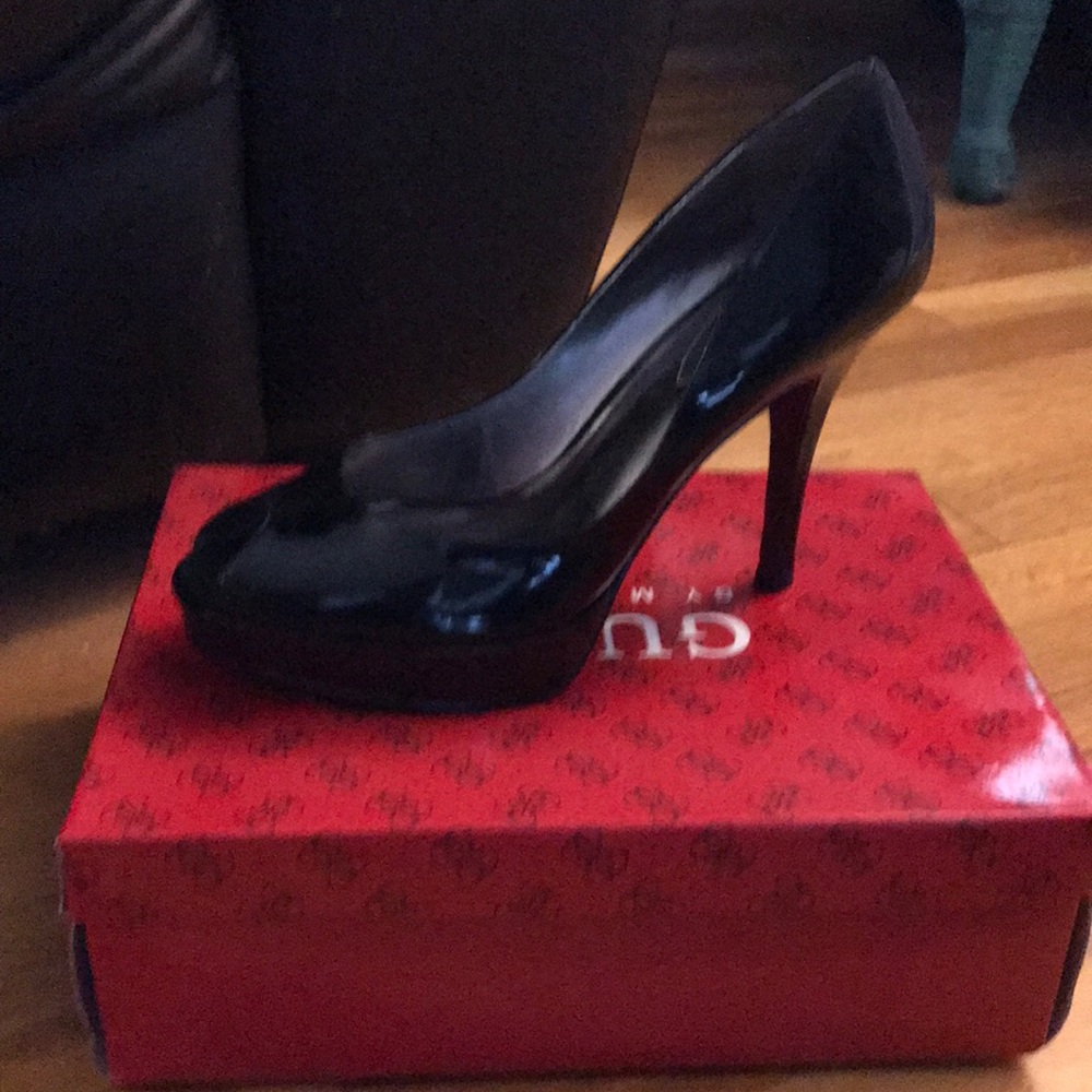Patent leather peep-toe GUESS platform heels sz 10